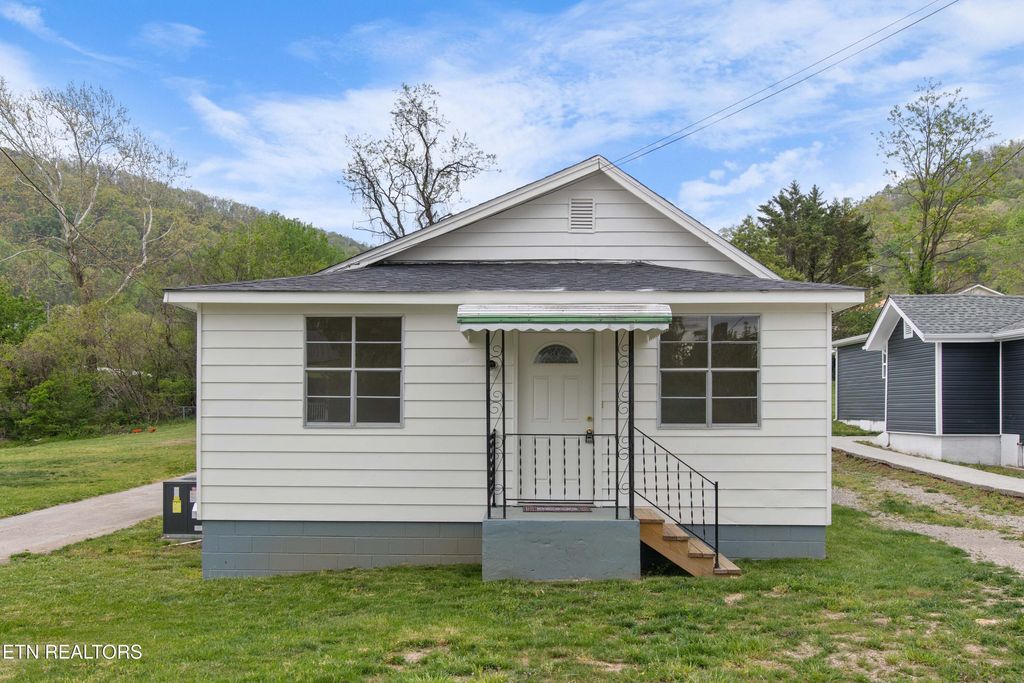 Photo of 311 E Prospect St, LaFollette, TN 37766 (MLS # 1337182)