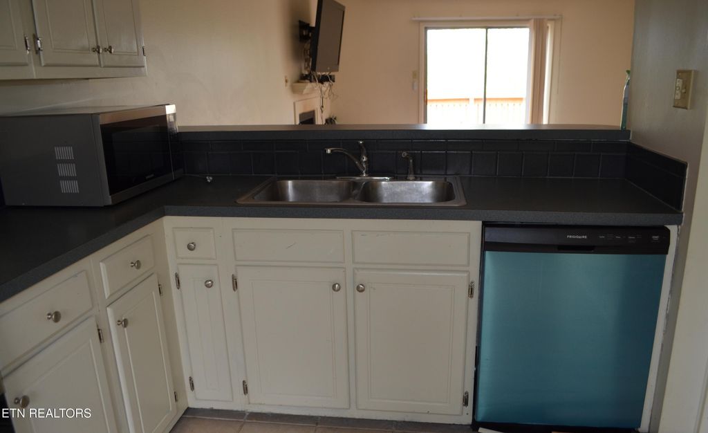 Photo of 8709 Olde Colony Tr #3, Knoxville, TN 37923 (MLS # 1337498)