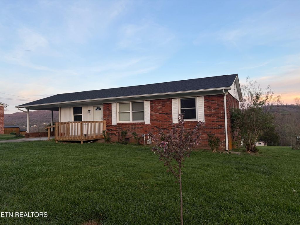 Photo of 311 Whitaker St, Tazewell, TN 37879 (MLS # 1334203)