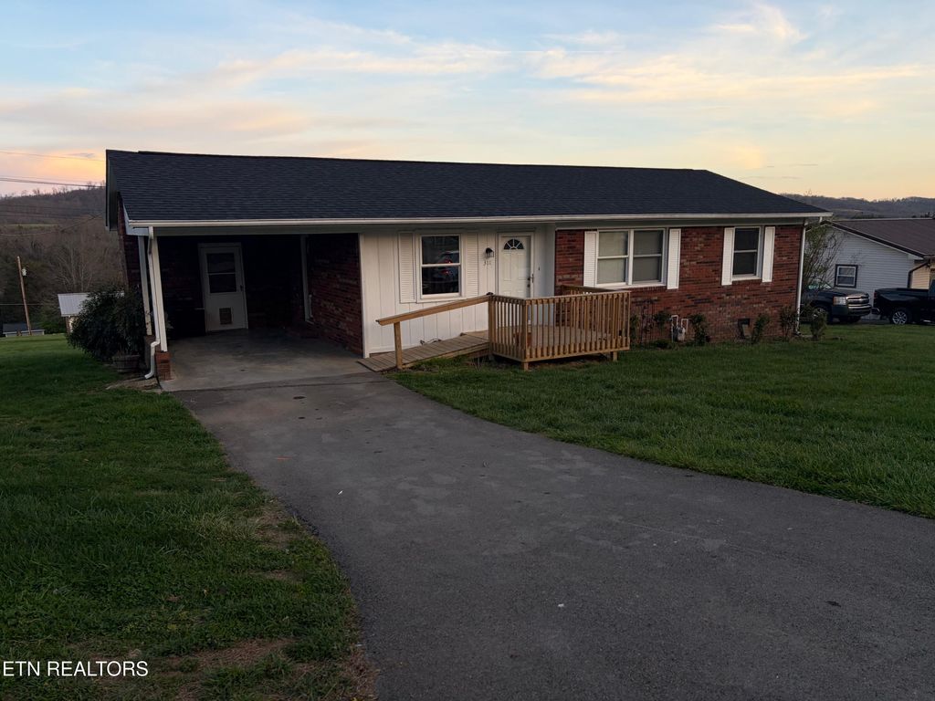 Photo of 311 Whitaker St, Tazewell, TN 37879 (MLS # 1334203)