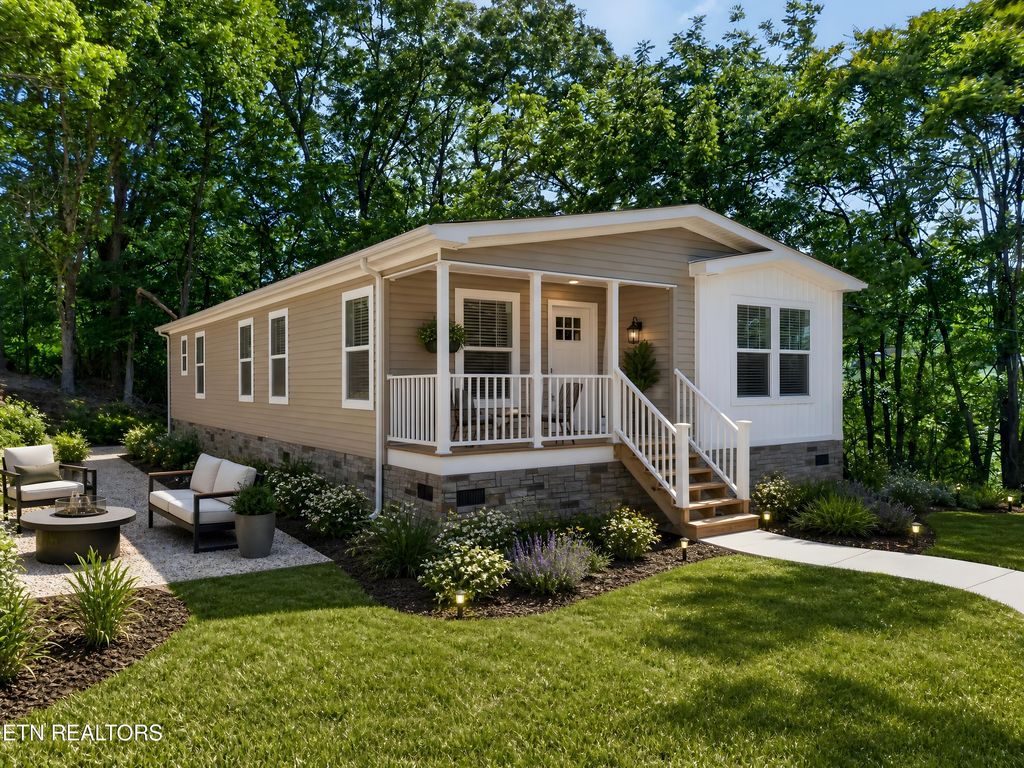 Photo of 300 Branner St, Morristown, TN 37814 (MLS # 1340736)