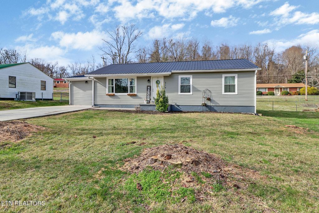 Photo of 319 Meadowview Drive, Harriman, TN 37748 (MLS # 1330607)