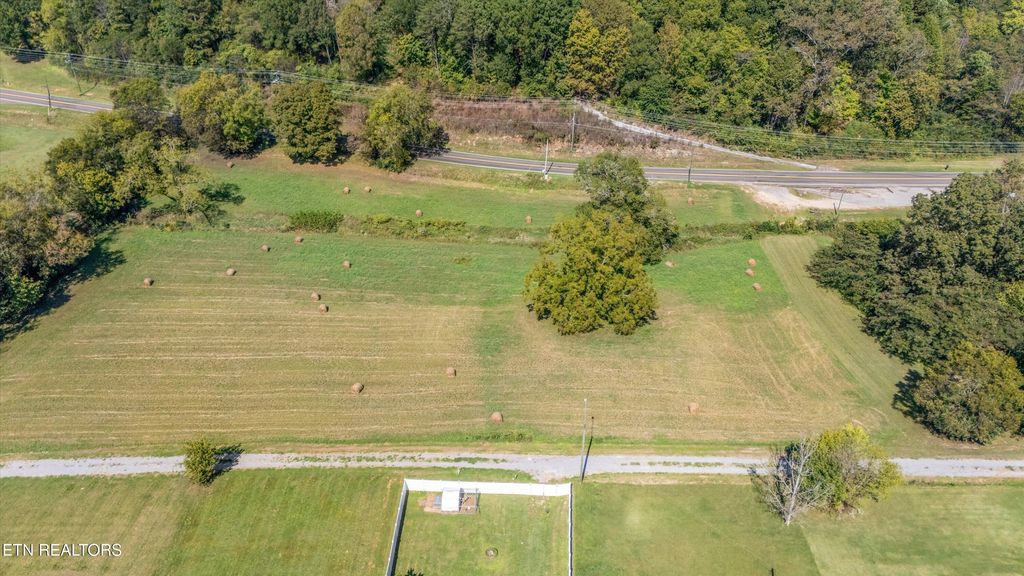 Photo of 2 Oakland Rd, Sweetwater, TN 37874 (MLS # 1320202)