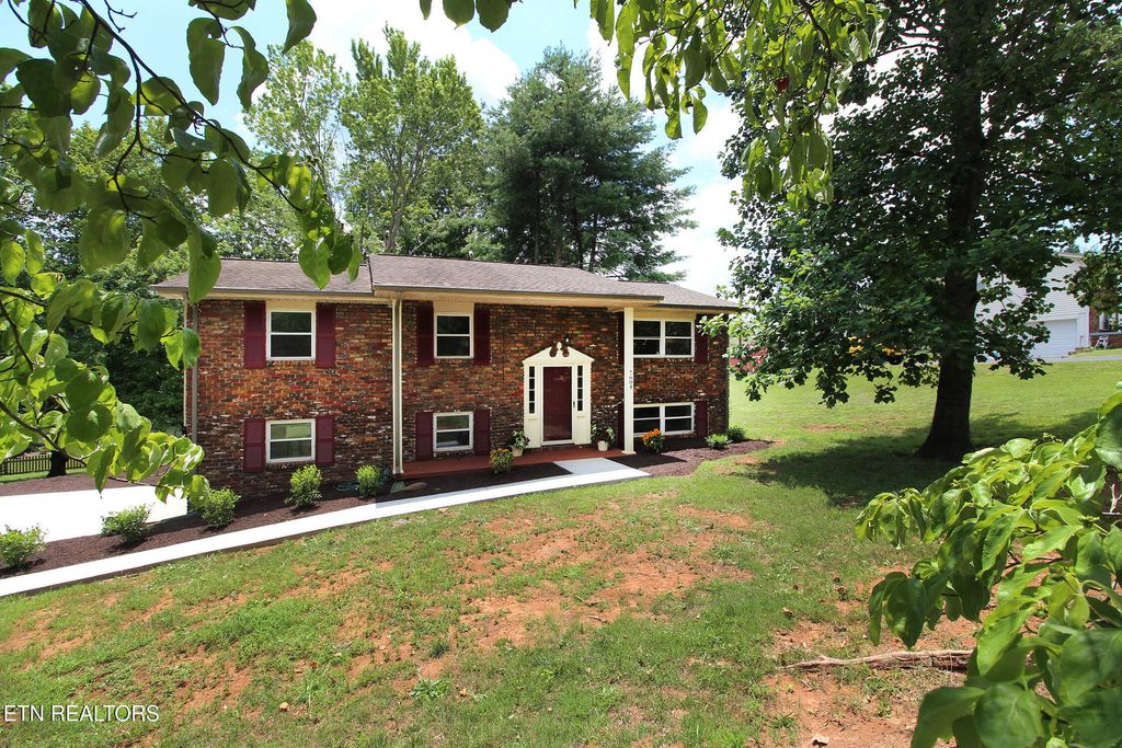 Photo of 7604 SW Kingsbury Drive, Knoxville, TN 37919 (MLS # 1348119)