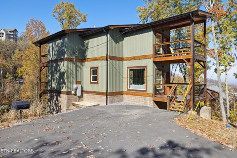 Photo of 764 Chestnut Drive, Gatlinburg, TN 37738 (MLS # 1329107)