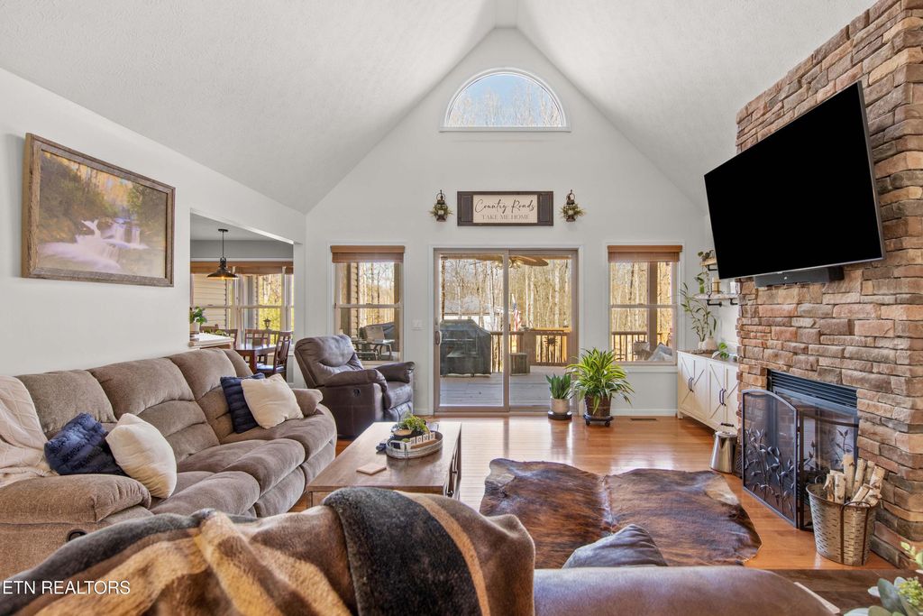 Photo of 317 Georgee Rd, Jamestown, TN 38556 (MLS # 1330023)