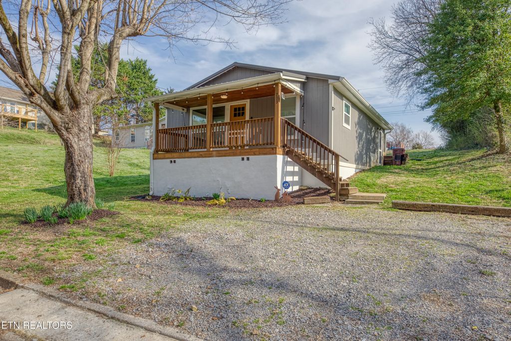 Photo of 703 N D St, Lenoir City, TN 37771 (MLS # 1333226)