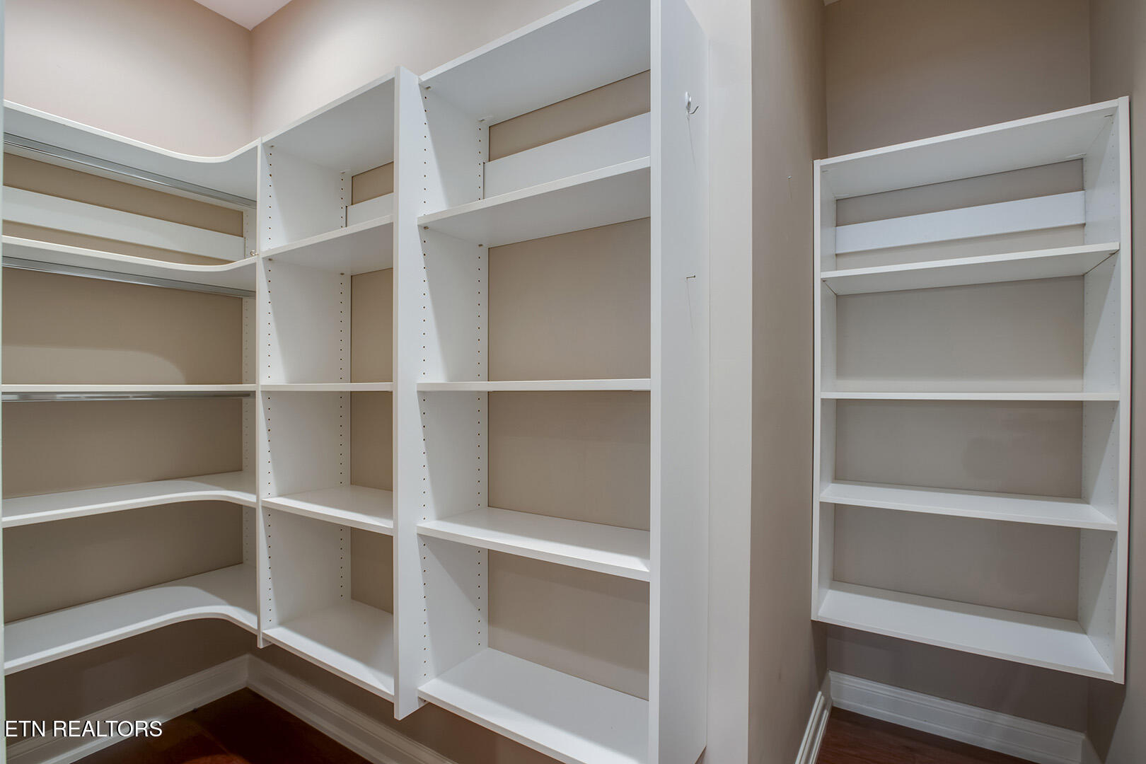 Loudon, Tennessee 37774, United States, 4 Bedrooms Bedrooms, ,3 BathroomsBathrooms,Residential,Pending,134702