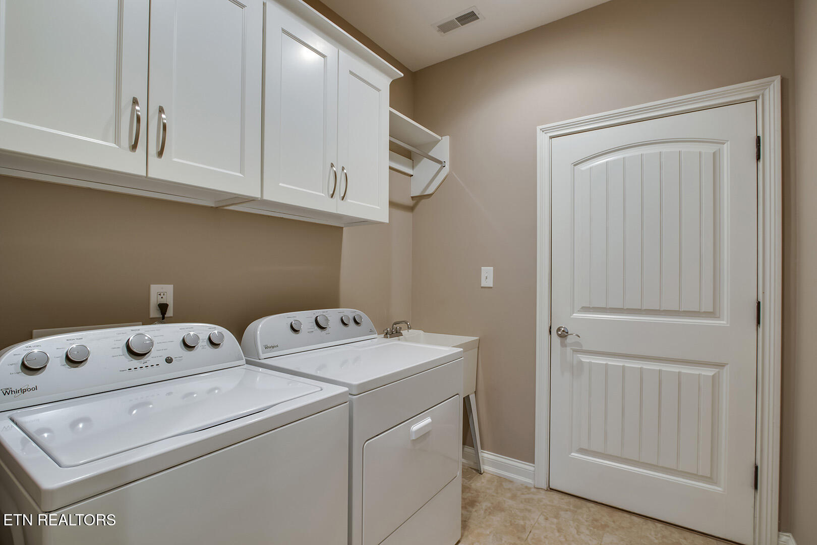 Loudon, Tennessee 37774, United States, 4 Bedrooms Bedrooms, ,3 BathroomsBathrooms,Residential,Pending,134702