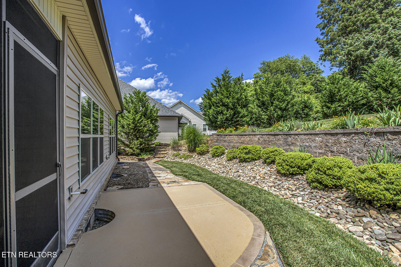 Loudon, Tennessee 37774, United States, 4 Bedrooms Bedrooms, ,3 BathroomsBathrooms,Residential,Pending,134702