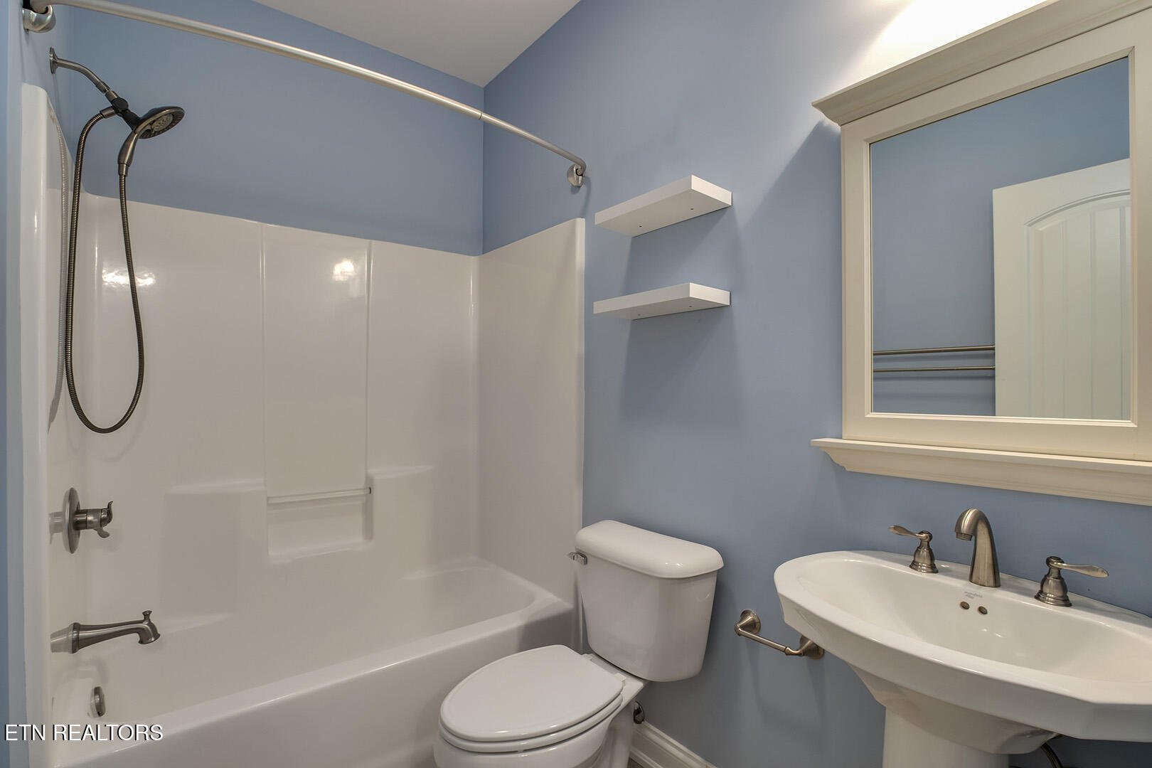 Loudon, Tennessee 37774, United States, 4 Bedrooms Bedrooms, ,3 BathroomsBathrooms,Residential,Pending,134702