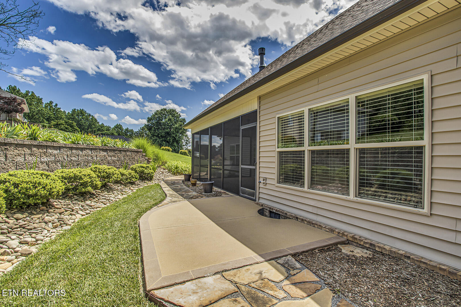 Loudon, Tennessee 37774, United States, 4 Bedrooms Bedrooms, ,3 BathroomsBathrooms,Residential,Pending,134702