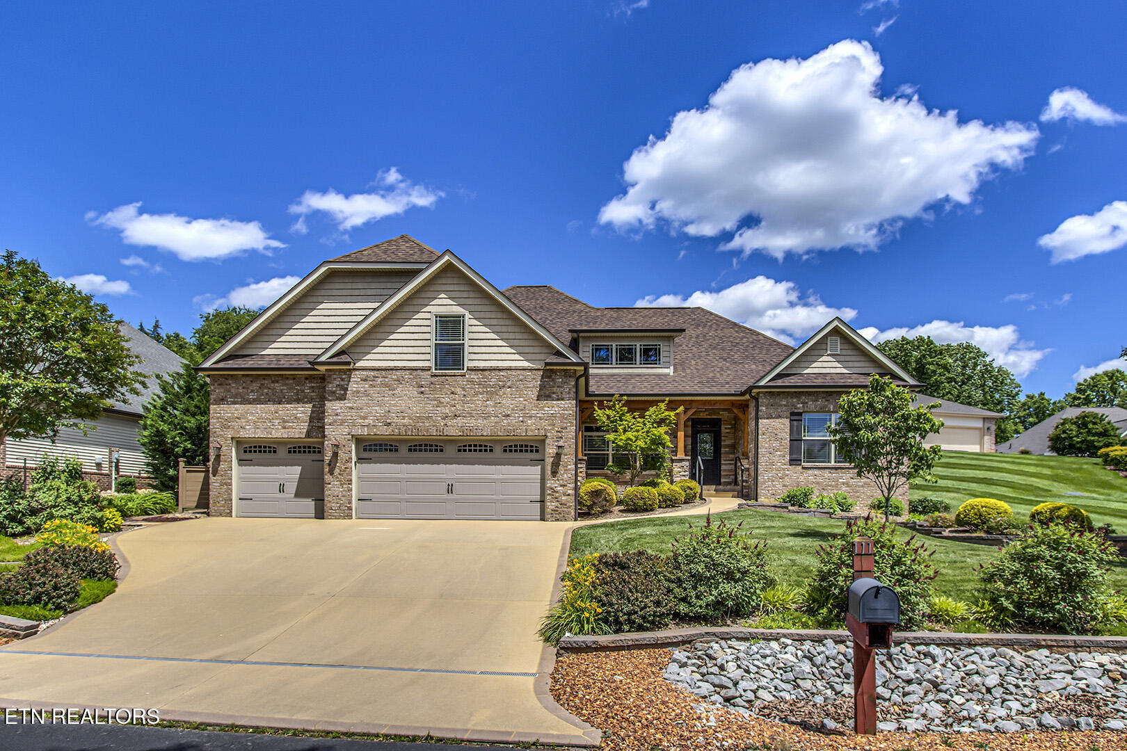 Loudon, Tennessee 37774, United States, 4 Bedrooms Bedrooms, ,3 BathroomsBathrooms,Residential,Pending,134702