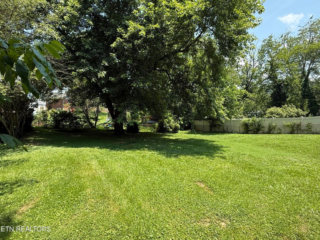 Photo of 205 Elm St, Clinton, TN 37716 (MLS # 1306350)