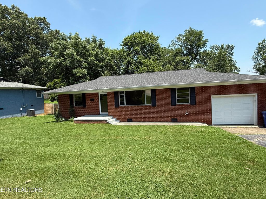 Photo of 205 Elm St, Clinton, TN 37716 (MLS # 1306350)
