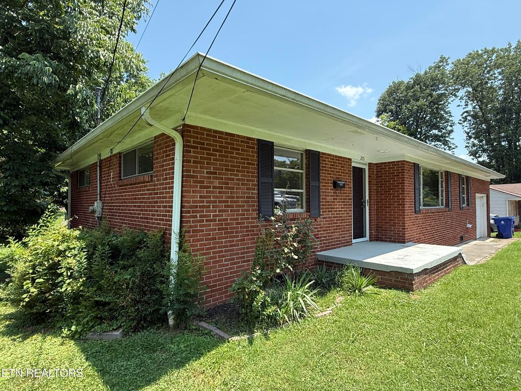 Photo of 205 Elm St, Clinton, TN 37716 (MLS # 1306350)