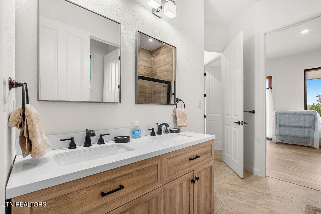 Vonore, Tennessee, 37801, United States, 5 Bedrooms Bedrooms, ,5 BathroomsBathrooms,Residential,Active,2029777