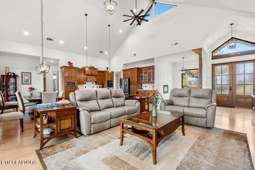 Vonore, Tennessee, 37801, United States, 5 Bedrooms Bedrooms, ,5 BathroomsBathrooms,Residential,Active,2029777