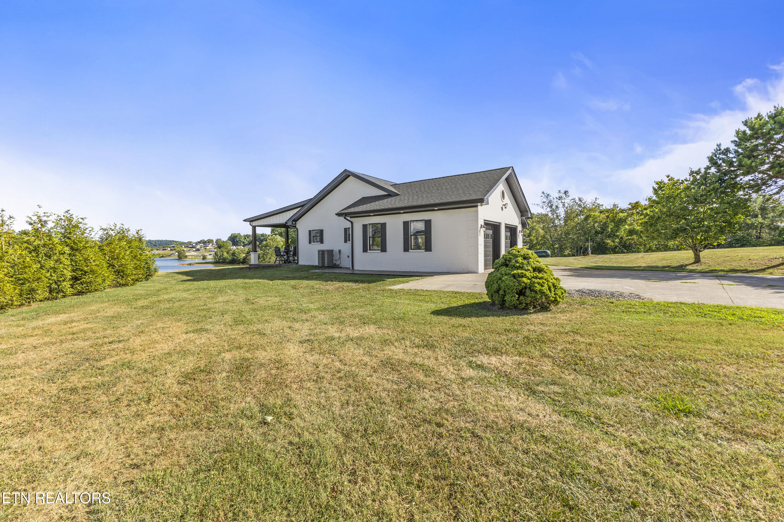 460 Peninsula Pointe