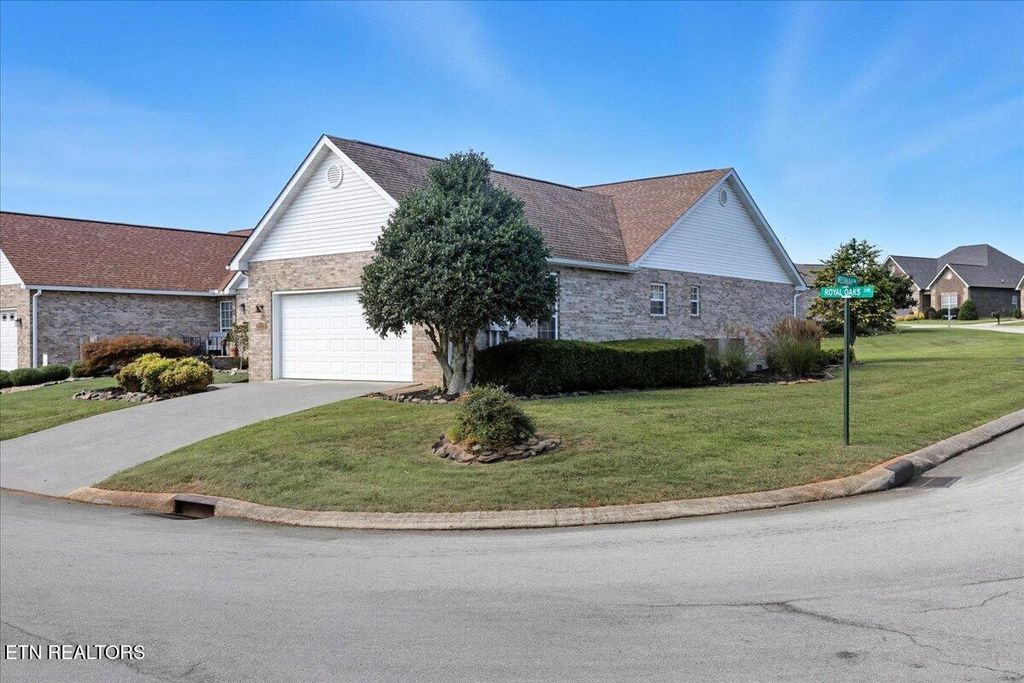 Photo of 205 Royal Oaks Drive, Maryville, TN 37801 (MLS # 1318180)