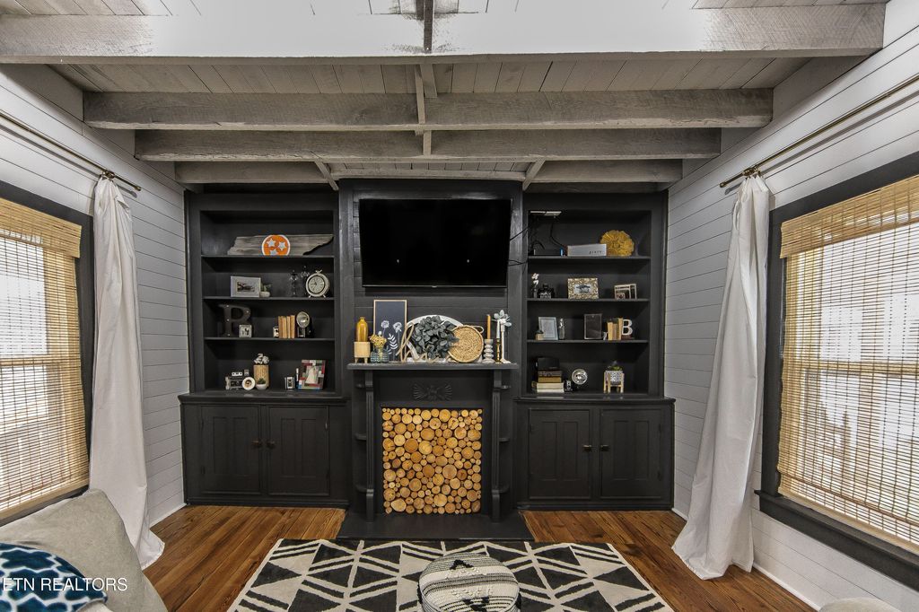 Photo of 310 W Spring St, Oliver Springs, TN 37840 (MLS # 1311476)