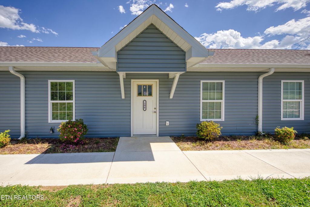 Photo of 104 E Maire Ave, Clinton, TN 37716 (MLS # 1337673)