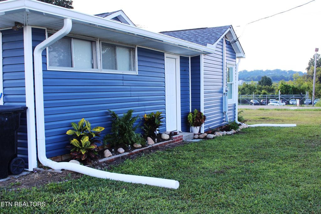 Photo of 505 Cusick Rd, Rockford, TN 37853 (MLS # 1312814)