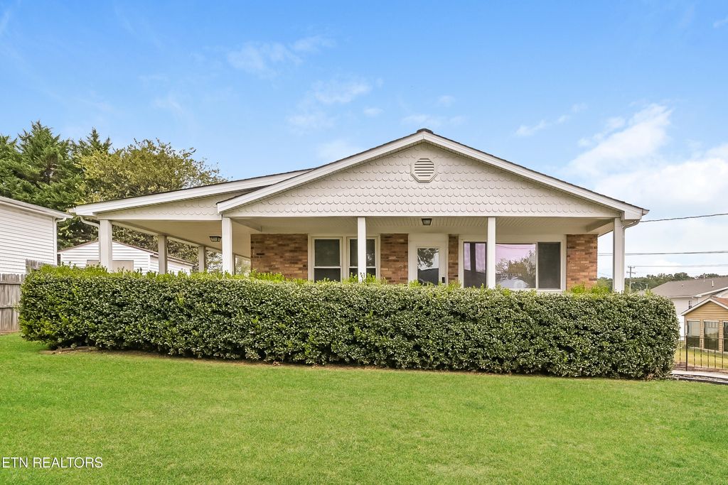 Photo of 127 S Fowler Circle, Clinton, TN 37716 (MLS # 1327620)