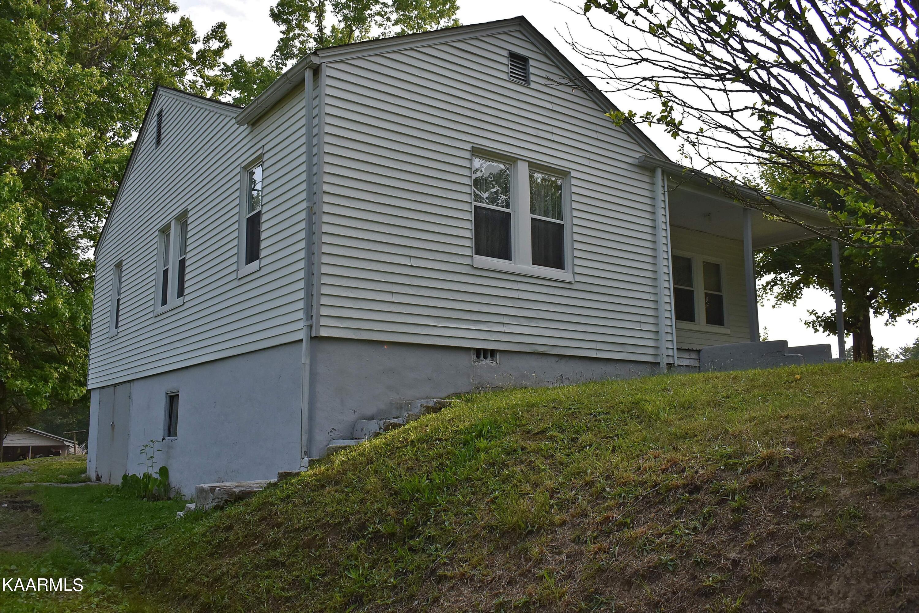 Photo 3 of 50 of 107 Pinewood Lane house