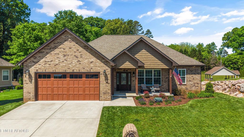 Photo of 212 Waters Edge Way, Lenoir City, TN 37771 (MLS # 1337770)