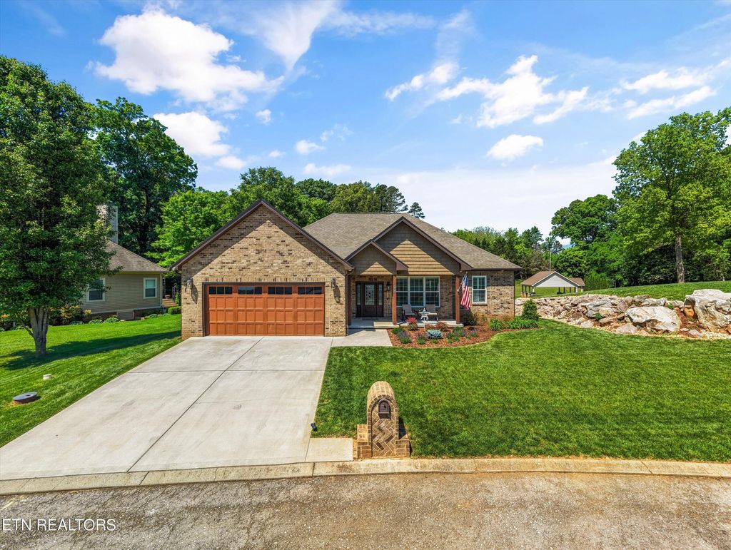 Photo of 212 Waters Edge Way, Lenoir City, TN 37771 (MLS # 1337770)