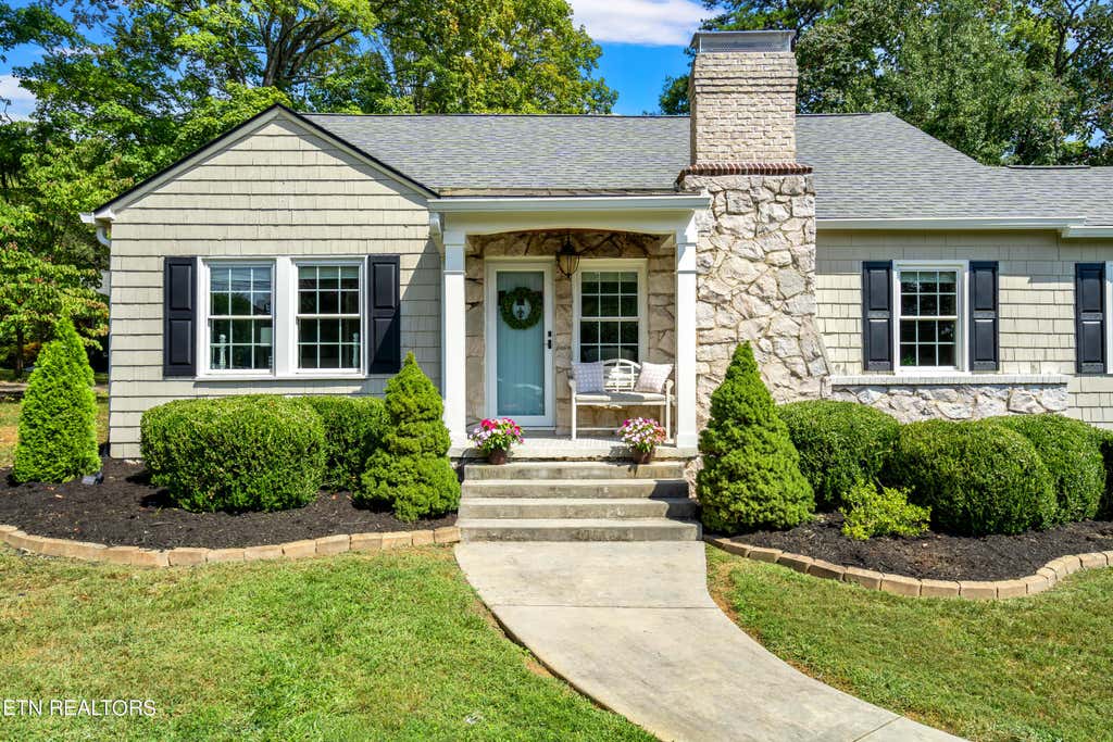 Photo of 100 Westwood Rd, Knoxville, TN 37919 (MLS # 1240182)