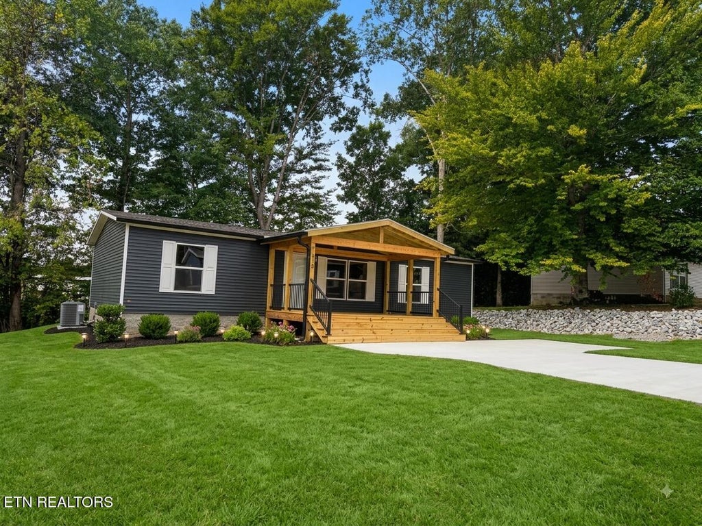 Photo of 135 Edgewood Blvd, Oneida, TN 37841 (MLS # 1351936)