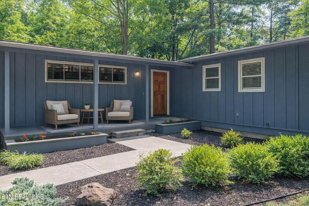 Photo of 909 W Outer Drive, Oak Ridge, TN 37830 (MLS # 1345902)