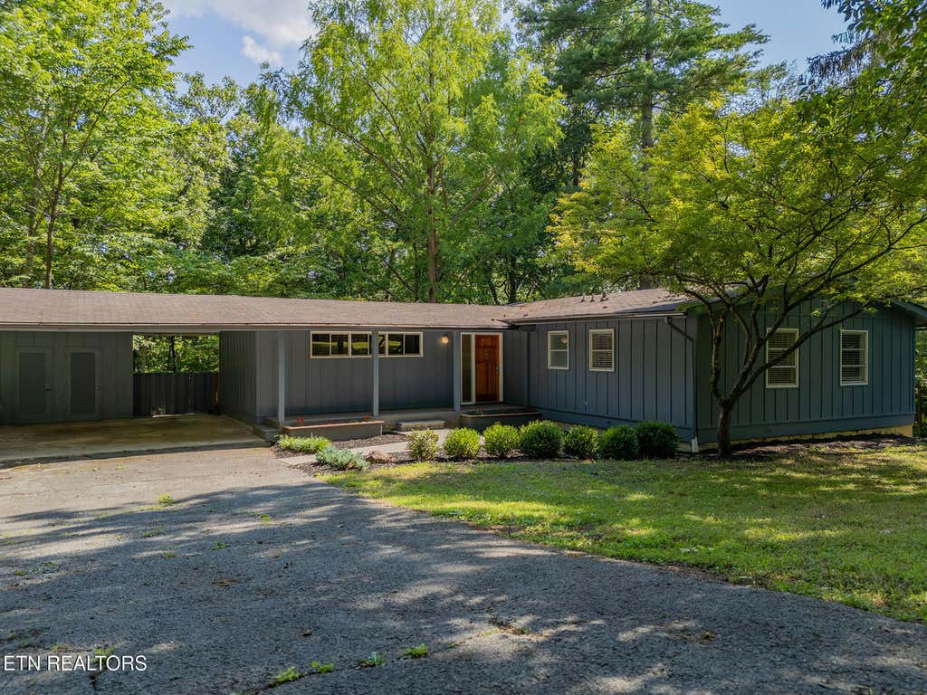 Photo of 909 W Outer Drive, Oak Ridge, TN 37830 (MLS # 1345902)