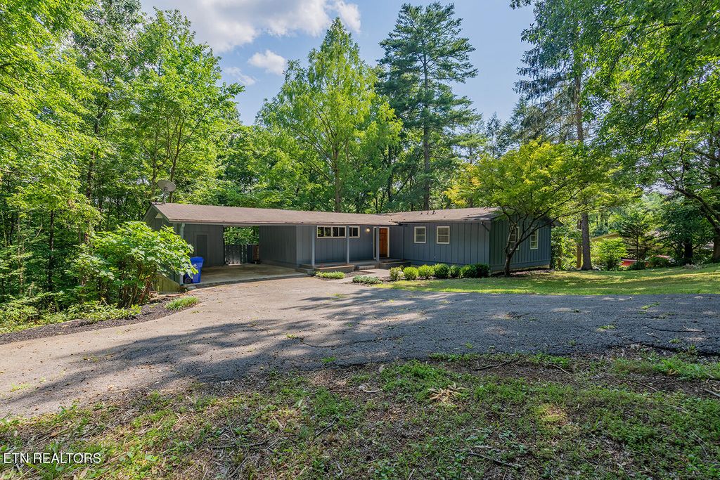 Photo of 909 W Outer Drive, Oak Ridge, TN 37830 (MLS # 1345902)