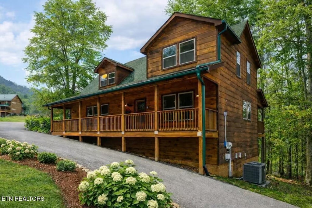 Photo of 3213 Samuel Wear Drive, Sevierville, TN 37862 (MLS # 1353933)