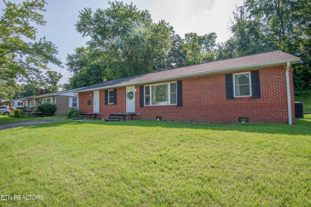 Photo of 906 Chilhowee St, Harriman, TN 37748 (MLS # 1306466)