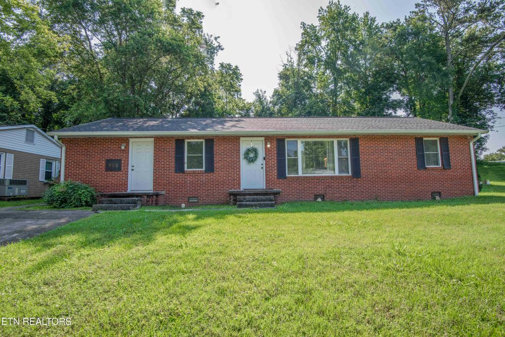 Photo of 906 Chilhowee St, Harriman, TN 37748 (MLS # 1306466)