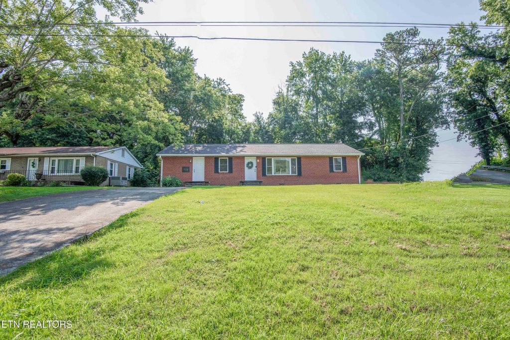 Photo of 906 Chilhowee St, Harriman, TN 37748 (MLS # 1306466)