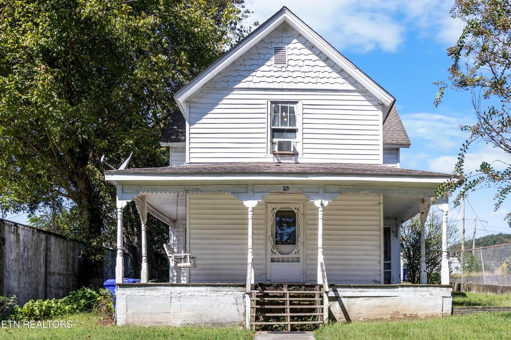 Photo of 105 Clinton St, Harriman, TN 37748 (MLS # 1319808)