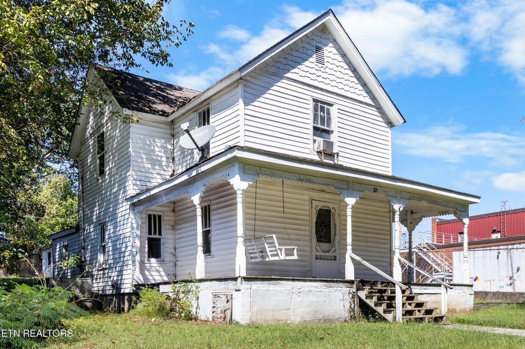 Photo of 105 Clinton St, Harriman, TN 37748 (MLS # 1319808)