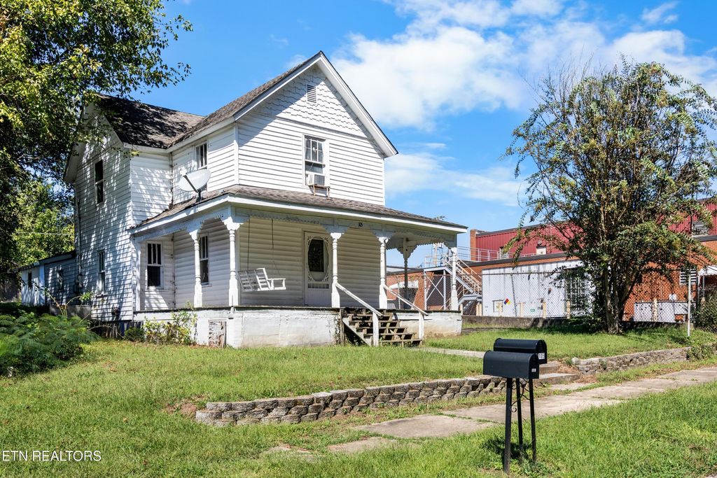 Photo of 105 Clinton St, Harriman, TN 37748 (MLS # 1319808)