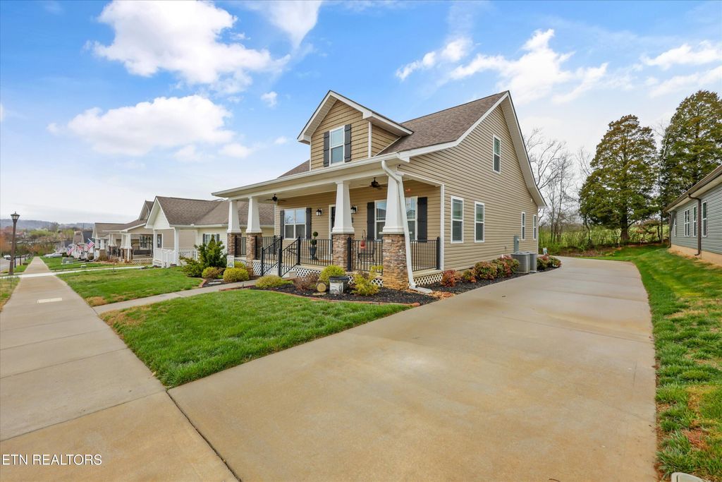 Photo of 928 Stratford Ave, Sweetwater, TN 37874 (MLS # 1332542)