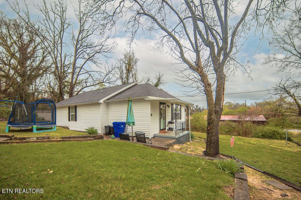 Photo of 613 Short St, Harriman, TN 37748 (MLS # 1295596)