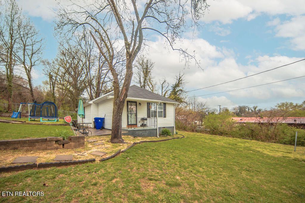 Photo of 613 Short St, Harriman, TN 37748 (MLS # 1295596)