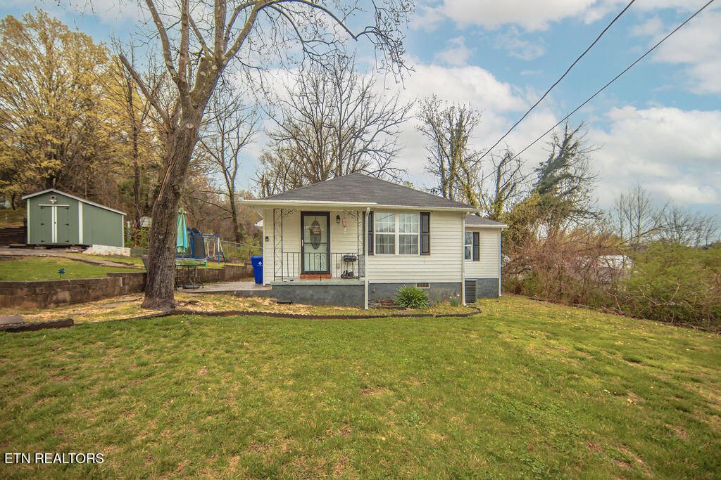 Photo of 613 Short St, Harriman, TN 37748 (MLS # 1295596)