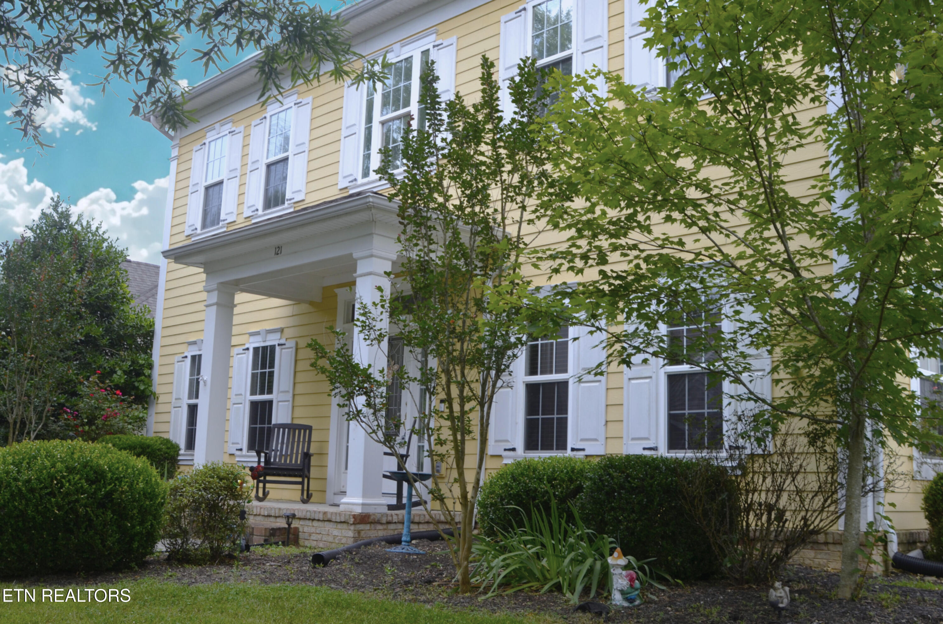 121 Fallberry St
