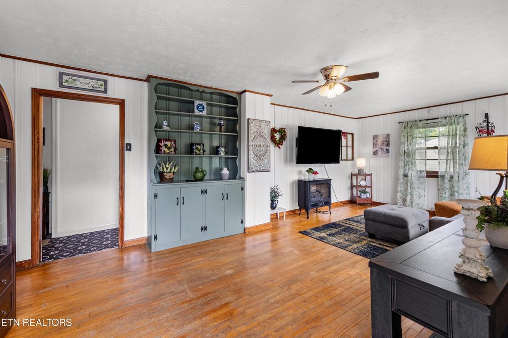 Photo of 508 W Hemlock St, LaFollette, TN 37766 (MLS # 1342677)