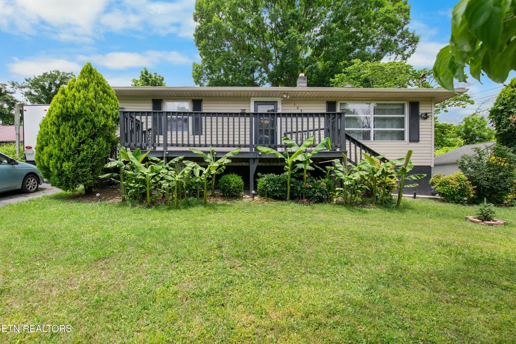 Photo of 508 W Hemlock St, LaFollette, TN 37766 (MLS # 1342677)